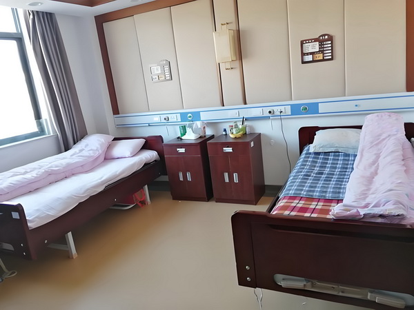 应届大学生入户深圳_嘴叼头发中国残疾男子在日本下30米高悬崖海中救人 嘴叼头发中在日本下3大