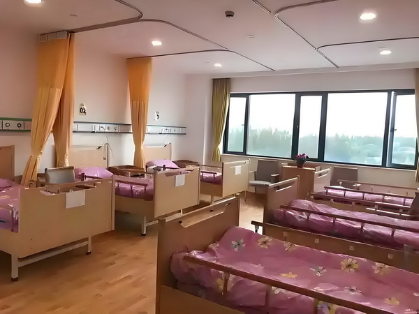 央视三报点评《阵地》，客观评价却遭差评炮轰，网友：不如看阅兵