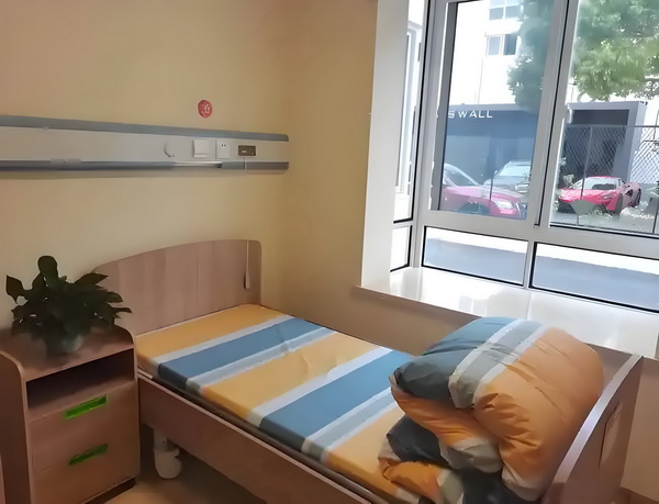 章子怡漫步橡树泉花园穿蓝色吊带迷人